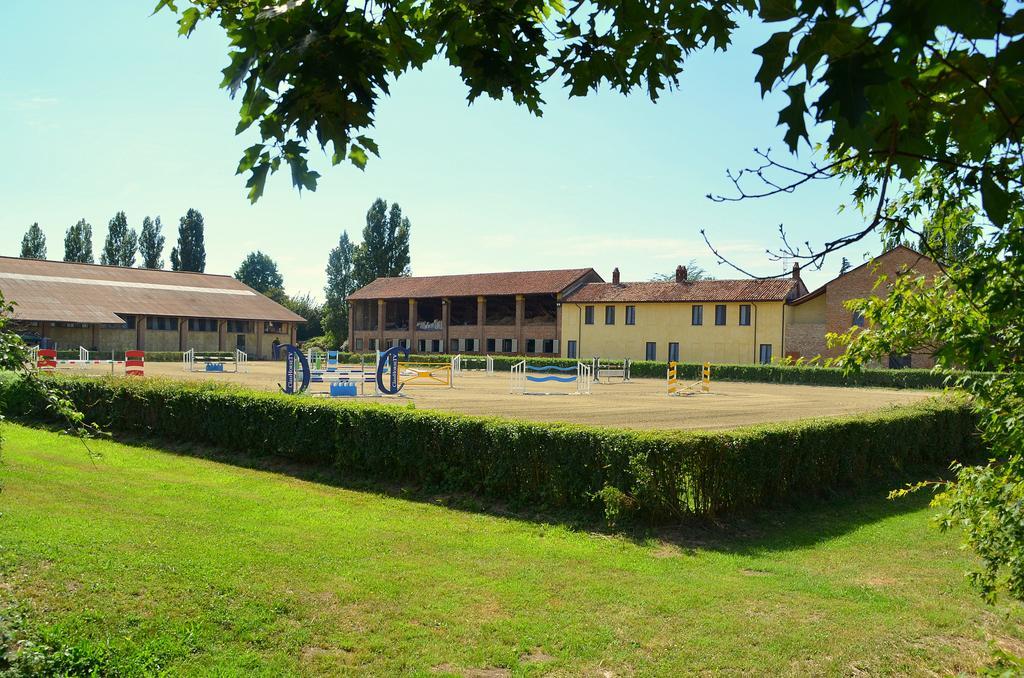 Agriturismo Borgo San Francesco Basiglio Exterior photo